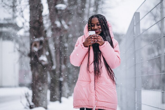 Afrikaanse Amerikaanse vrouw die telefoon met behulp van