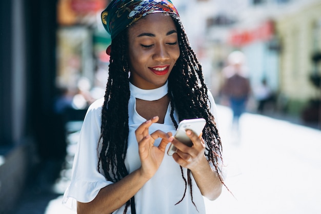 Afrikaanse Amerikaanse vrouw met telefoon