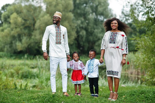 Afrikaanse familie in traditionele kleding in het park