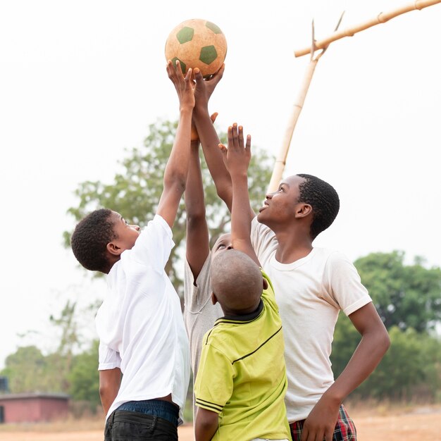 Afrikaanse jongens met voetbalbal