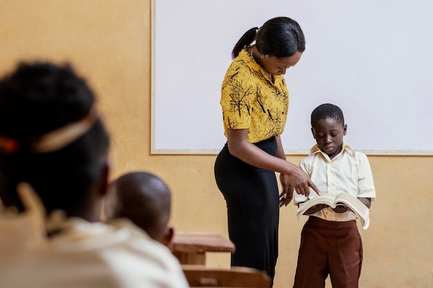 Afrikaanse kinderen die een les hebben op school