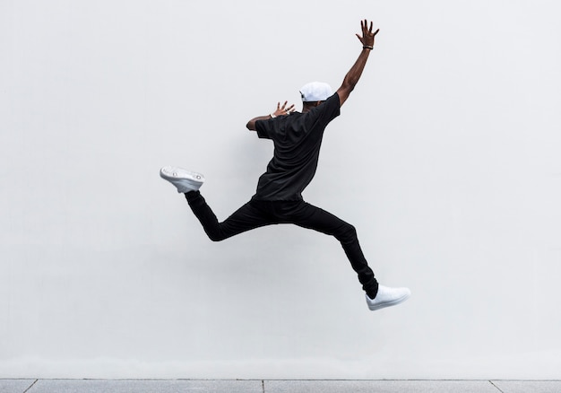 Gratis foto afrikaanse man springen