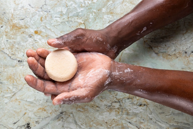 Gratis foto afrikaanse persoon handen wassen washing