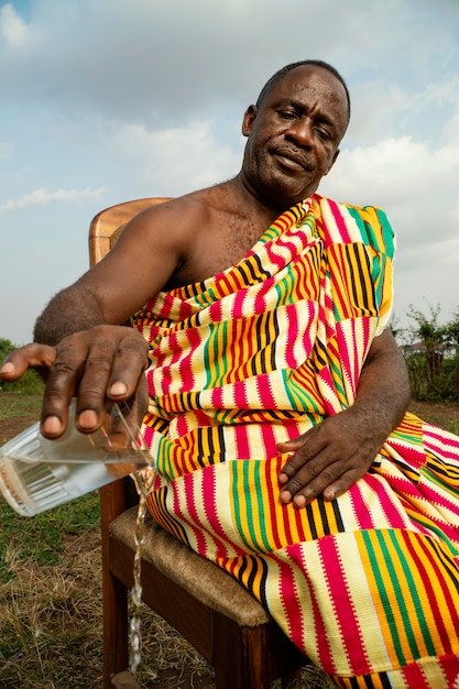 Afrikaanse senior man met traditionele kleding