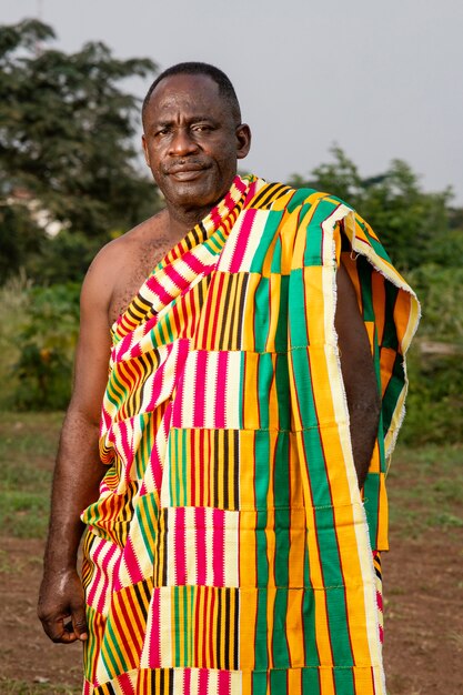 Afrikaanse senior man met traditionele kleding
