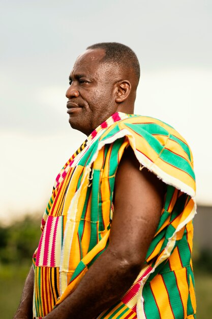 Afrikaanse senior man met traditionele kleding