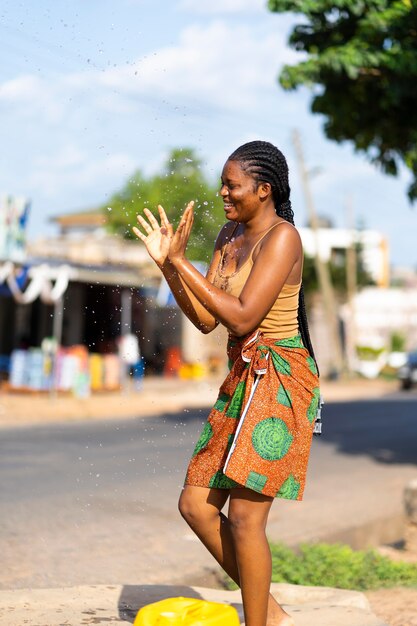 Afrikaanse vrouw die buiten danst