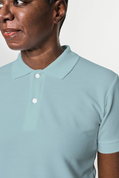 Gratis foto afro-amerikaan die basic blauwe poloshirtkleding draagt