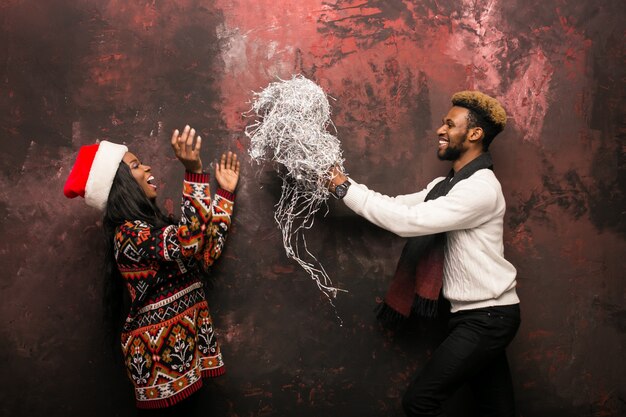 Afro Amerikaans echtpaar met confetti