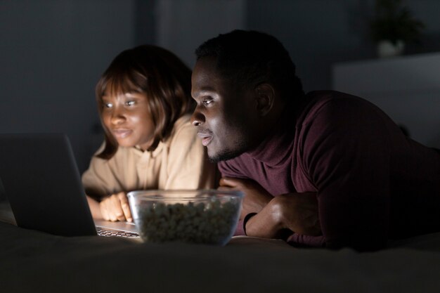 Afro-Amerikaans stel kijkt naar streamingdienst