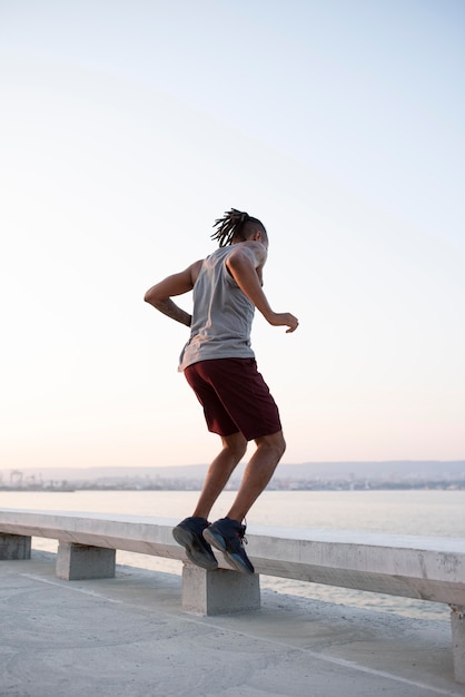 Gratis foto afro-amerikaanse atleet aan het sporten