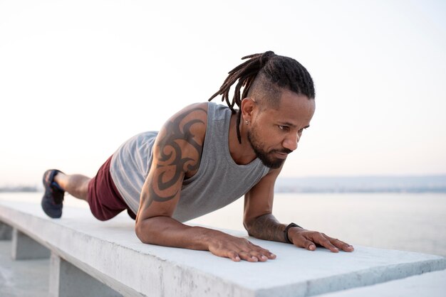 Afro-Amerikaanse atleet aan het sporten