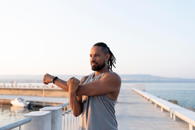 Afro-Amerikaanse atleet die buitenshuis traint