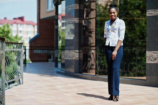 Afro-Amerikaanse dokter vrouw met stethoscoop poseerde buiten tegen kliniek