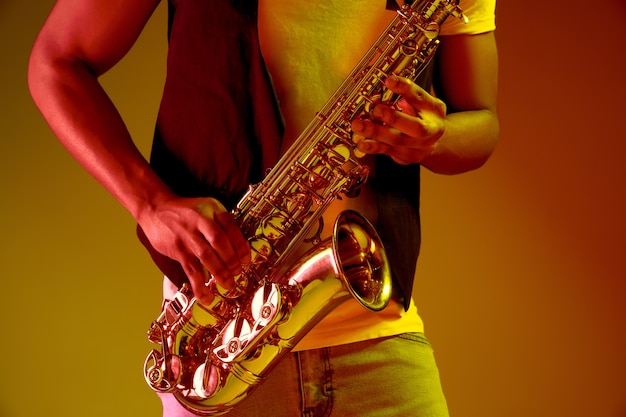 Afro-Amerikaanse jazzmuzikant saxofoon spelen.