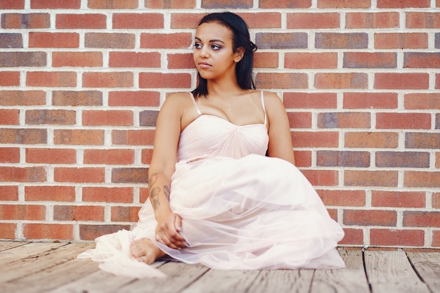 Afro-Amerikaanse jonge bruid alleen poseren