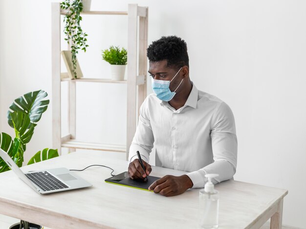 Afro-Amerikaanse man aan het werk op een tablet