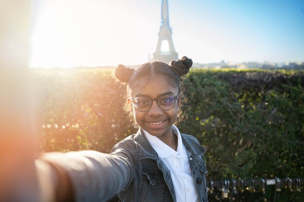 Afro-Amerikaanse man die een foto maakt tijdens zijn reis naar Parijs