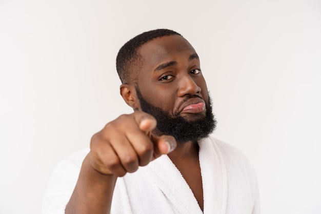 Afro-Amerikaanse man draagt een badjas met verrassing en blije emotie geïsoleerd over witte achtergrond