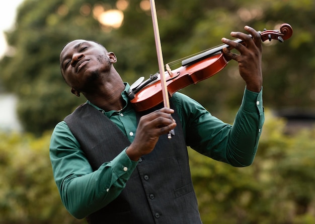 Gratis foto afro-amerikaanse man een instrument bespelen op internationale jazzdag