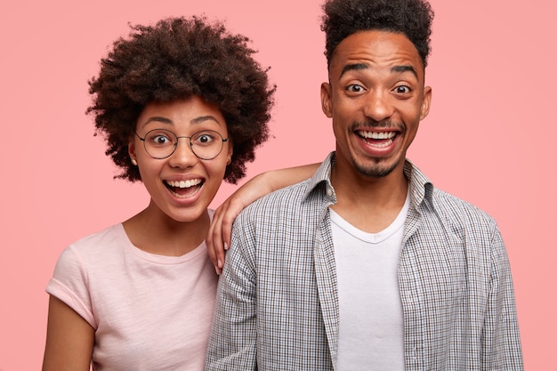 Afro-Amerikaanse man en vrouw poseren