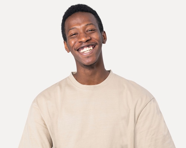 Gratis foto afro-amerikaanse man in basic beige t-shirt studioshoot