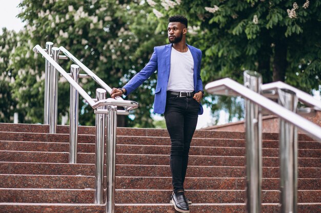 Afro-Amerikaanse man in blauwe jas