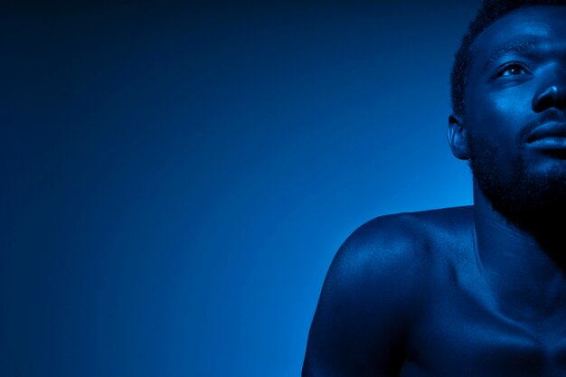 Afro-Amerikaanse man in blauwe tinten