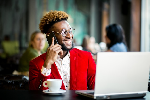 Afro-Amerikaanse man in een cafe