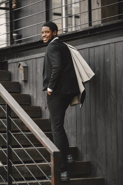 Afro-Amerikaanse man in een elegant zwart pak.
