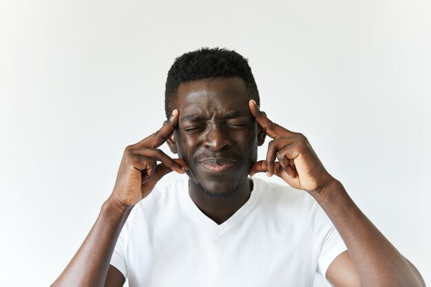 Afro-Amerikaanse man in wit T-shirt