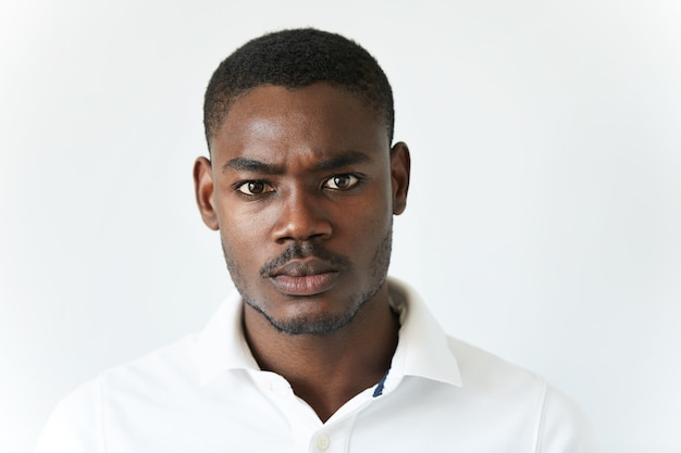 Afro-Amerikaanse man in wit T-shirt