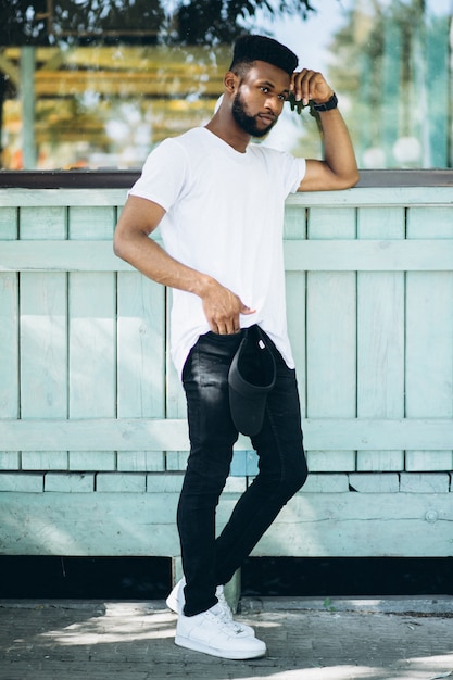 Afro-Amerikaanse man in witte t-shirt