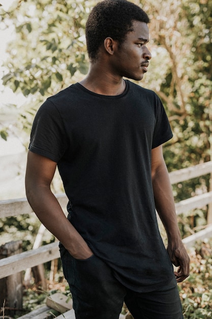 Afro-Amerikaanse man in zwart t-shirt buitenshuis