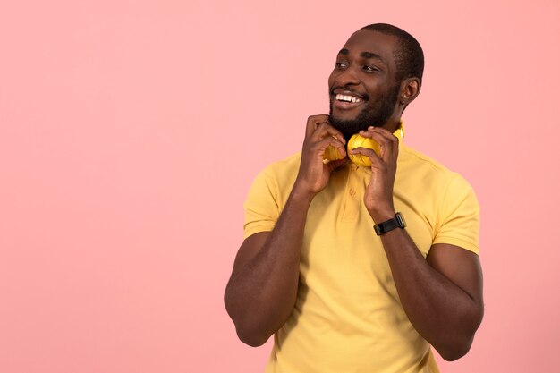 Gratis foto afro-amerikaanse man luisteren naar muziek op koptelefoon