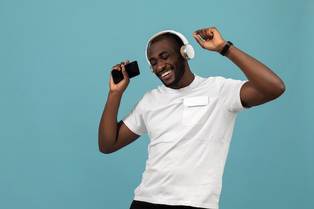 Afro-Amerikaanse man luisteren naar muziek op koptelefoon