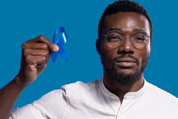 Afro-Amerikaanse man met een blauw lint