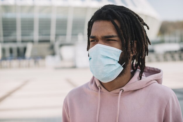 Afro-Amerikaanse man met medische masker