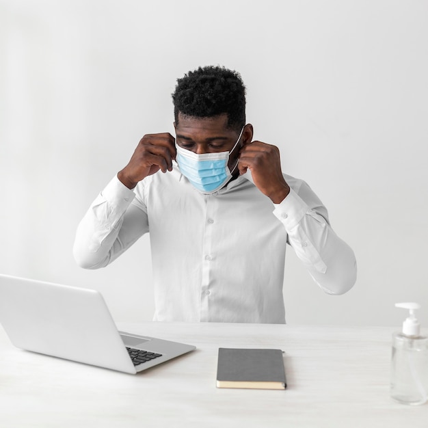 Afro-Amerikaanse man met medische masker