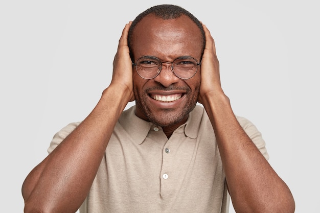Afro-Amerikaanse man met ronde bril