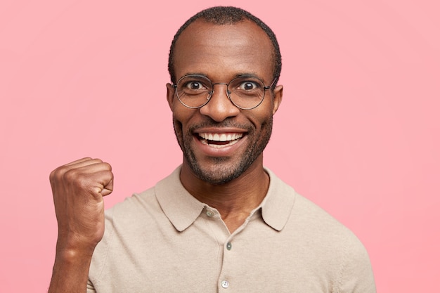 Gratis foto afro-amerikaanse man met ronde bril