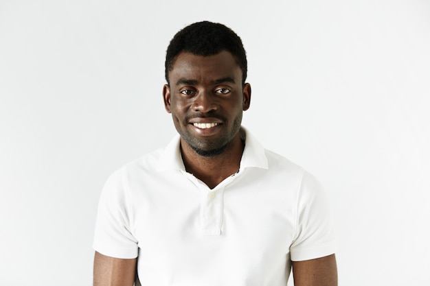Afro-Amerikaanse man met wit T-shirt