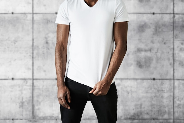 Afro-Amerikaanse man met wit T-shirt