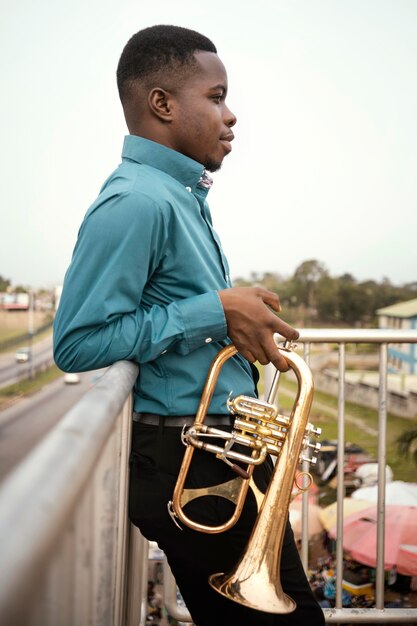 Afro-Amerikaanse man muziek afspelen op jazz dag