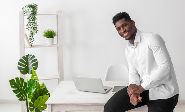 Afro-Amerikaanse man zittend op het bureau