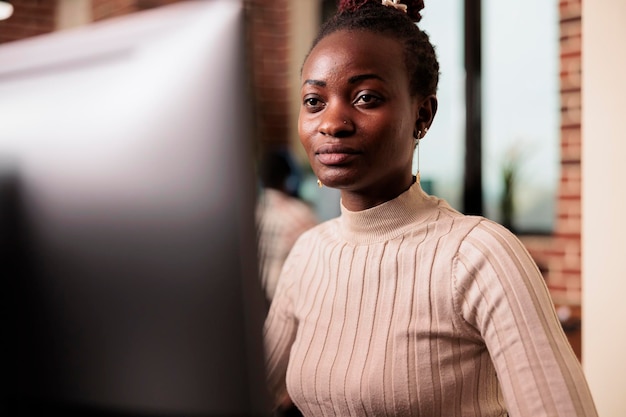 Afro-Amerikaanse programmeur brainstormt ideeën om code te schrijven en een nieuwe interface te creëren in de data room.