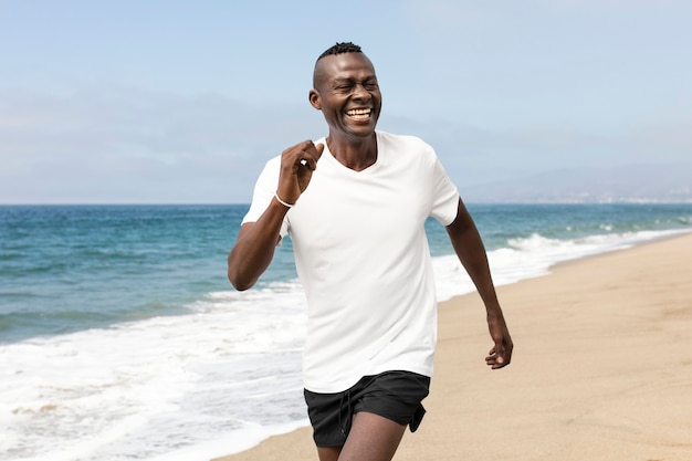 Afro-Amerikaanse senior joggen op het strand