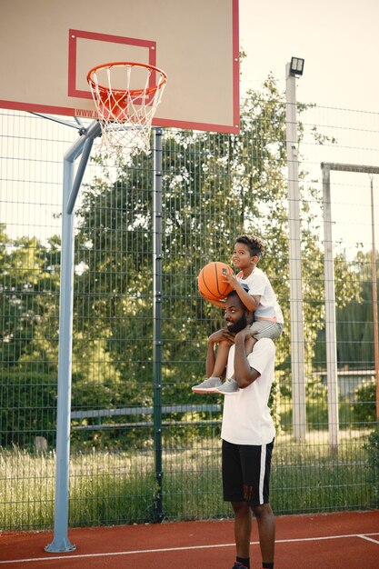 Afro-Amerikaanse vader die basketbal speelt met zijn zoon