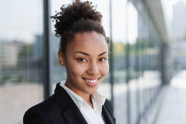 Afro Amerikaanse vrouw die dicht omhoog glimlacht