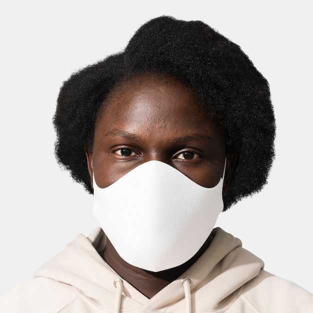 Afro-Amerikaanse vrouw die een gezichtsmasker draagt tijdens het nieuwe normaal